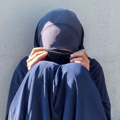 muslim-girl-woman-sitting-street-city.jpg muslim-girl-woman-sitting-street-city.jpg